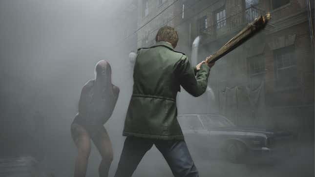 James, le protagoniste de Silent Hill 2, se prépare à frapper l'ennemi avec sa batte.