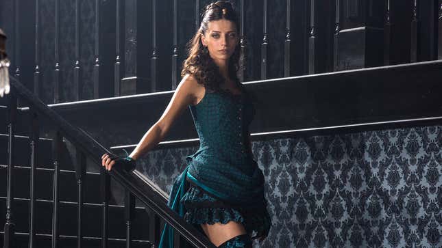 Angela Sarafyan portrays a robot in Westworld.
