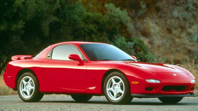 Una foto de un auto deportivo rojo Mazda RX-7. 