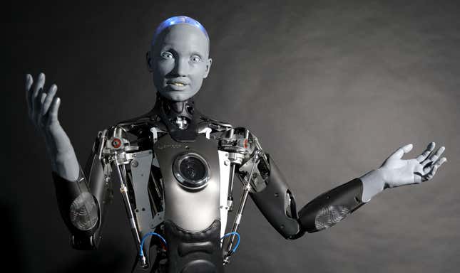 Un robot humanoide plateado con los brazos en alto y una sonrisa en su rostro.