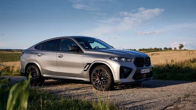 Une photo d’un SUV BMW X6 gris. 