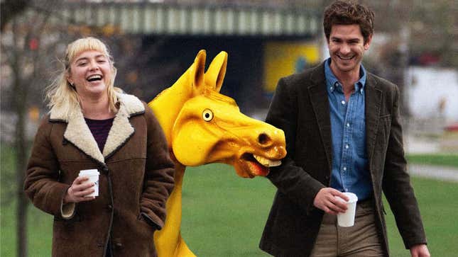 Un homme, une femme et un cheval entrent dans un parc. 