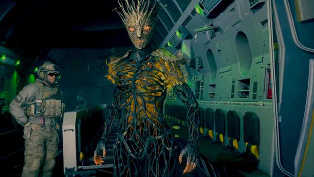 A skin de Gaia (Groot) fica no meio do que parece ser a traseira de um helicóptero, com outro soldado vagando ao fundo.