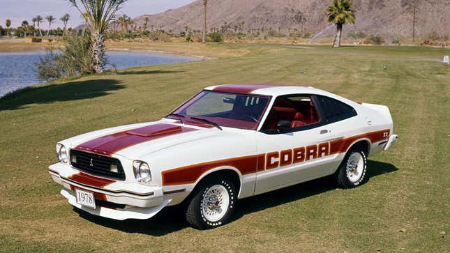 Une photo d’une Ford Mustang rouge et blanche. 