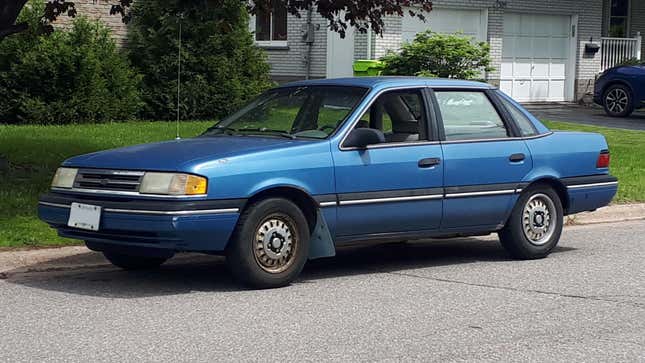 1988-1991 Ford Tempo fotografiert in Sault Ste. Marie, Ontario, Kanada