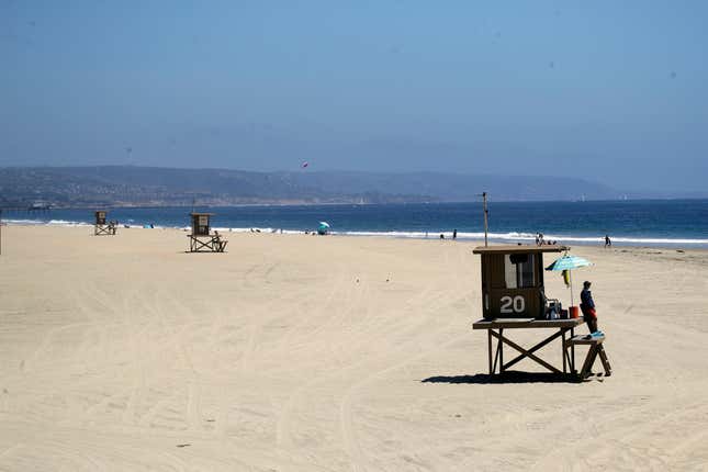 Kaliforniya'daki çoğunlukla boş Newport Plajı.