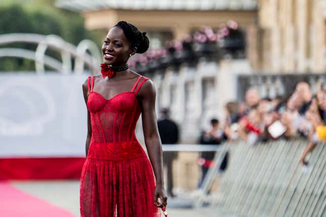 SAN SEBASTIAN, SPANIEN – 22. SEPTEMBER: Lupita Nyong’o besucht die Premiere von „Der wilde Roboter“ (Robot Salvaje) während des 72. San Sebastian Filmfestivals im Teatro Victoria Eugenia am 22. September 2024 in San Sebastian, Spanien.