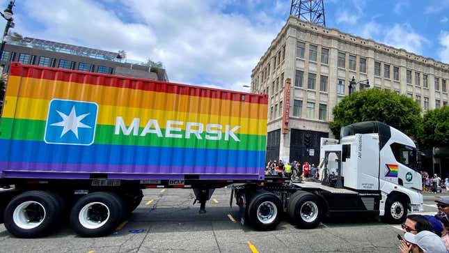 Ein Sattelschlepper, der einen Regenbogen-Container schleppt