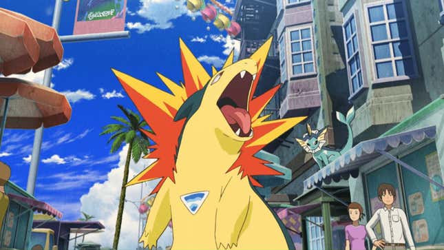 Typhlosion ruge en la calle de una ciudad mientras la gente y un Vaporeon observan.