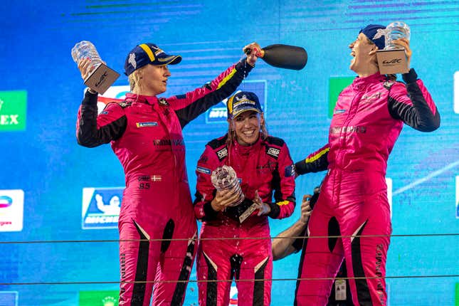 Ganadores de Lmgte Am : #85 Iron Dames (Ita) - Porsche 911 Rsr-19 (Lmgte Am) - Sarah Bovy (Bel) Michelle Gatting (Dnk ) Rahel Frey (Che) durante las 8 Horas de Bapco Energies de Bahrein, séptima y última carrera del Campeonato mundial de resistencia FIA 2023 ( FIA WEC) en el Circuito Internacional de Bahréin el 4 de noviembre de 2023 en Bahréin, Bahréin