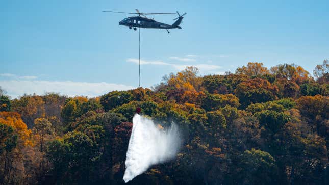 Bild für Artikel mit dem Titel Autonome Black Hawks bekämpfen jetzt Waldbrände