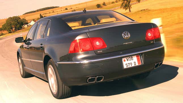 Una foto de un VW Phaeton gris con motor W12.