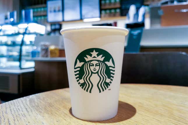  Taza de café de Starbucks en el Aeropuerto Internacional de Atenas, Grecia, el 17 de marzo de 2024. 