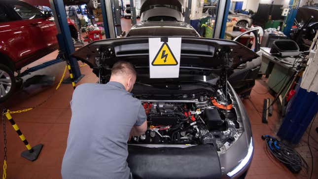 Imagen para el artículo titulado Los vehículos eléctricos serán más fáciles de reparar gracias a una característica que los autos de gasolina han tenido durante décadas