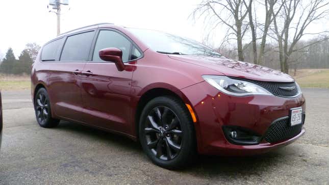 Un Chrysler Pacifica Touring Plus rojo 2019