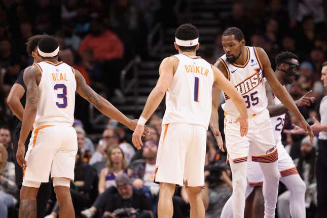 PHOENIX, ARIZONA – 13 DÉCEMBRE : Kevin Durant #35 des Phoenix Suns high fives Bradley Beal #3 et Devin Booker #1 pendant la seconde moitié du match NBA contre les Brooklyn Nets au Footprint Center le 13 décembre 2023 à Phoenix, Arizona .  Les Nets ont battu les Suns 116-112.  REMARQUE À L'UTILISATEUR : L'utilisateur reconnaît et accepte expressément qu'en téléchargeant et/ou en utilisant cette photographie, l'utilisateur consent aux termes et conditions du contrat de licence Getty Images.  (Photo de Christian Petersen/Getty Images)