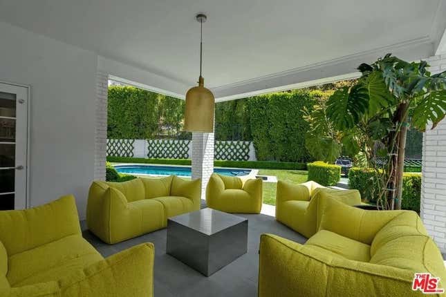 Image for article titled A Peek Inside Zoe Saldaña&#39;s Beverly Hills Mansion That Finally Sold