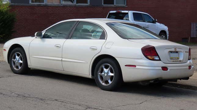 une Oldsmobile Aurora de deuxième génération blanche perle garée dans une rue