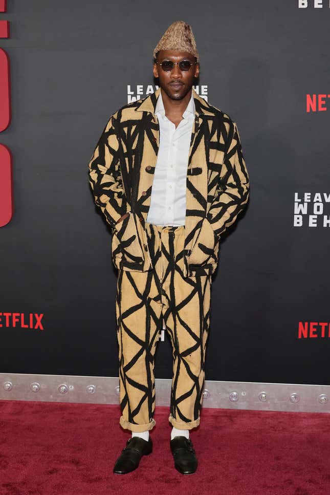 Mahershala Ali besucht die Premiere von Netflix‘ „Leave The World Behind“ am 4. Dezember 2023 im Paris Theatre in New York City.