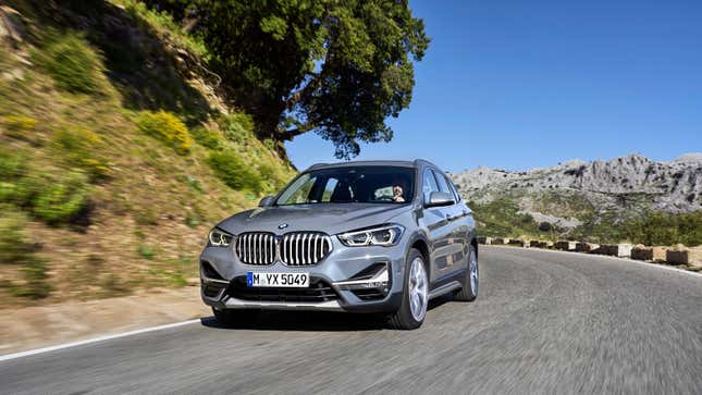 Une BMW X1 grise circulant dans un virage