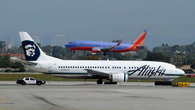 Ein Foto eines Flugzeugs der Alaska Airlines und eines Flugzeugs der Southwest Airlines aus dem Jahr 2011