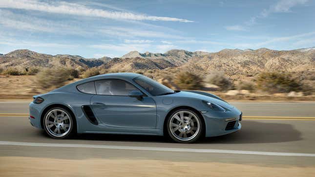 Une Porsche 718 Cayman bleu foncé roulant dans le désert