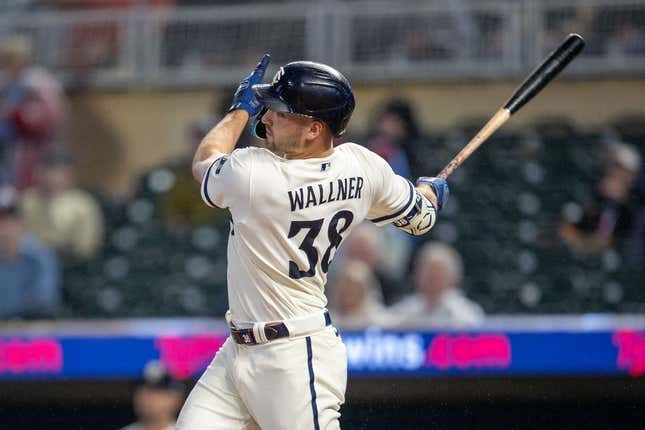 Kyle Farmer smashes a two-run homer, extending the Twins' lead