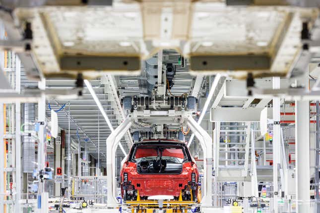 Un automóvil eléctrico Volkswagen ID.3 en la línea de producción en Zwickau, Alemania. 