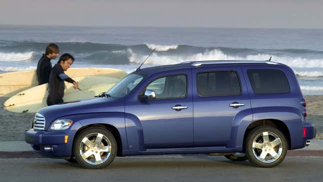 Ein Foto eines blauen Chevrolet HHR am Meer. 