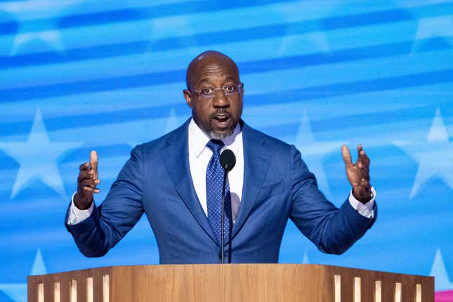 WASHINGTON - 19 DE AGOSTO: El senador Raphael Warnock,  demócrata por Georgia, habla durante la Convención Nacional Demócrata de 2024 en el United Center en Chicago el lunes 19 de agosto de 2024. 