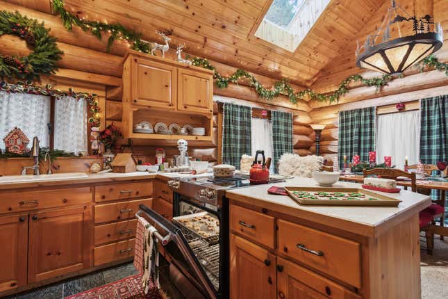 Image for article titled Look inside Santa Claus and Mrs. Claus’ $1.2 million North Pole home