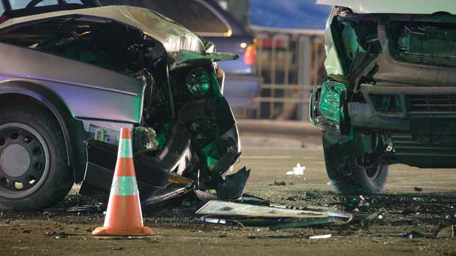Bei schwerem Autounfall beschädigte Fahrzeuge nach Kollision auf der Unfallstelle einer Stadtstraße in der Nacht.  Verkehrssicherheits- und Versicherungskonzept.
