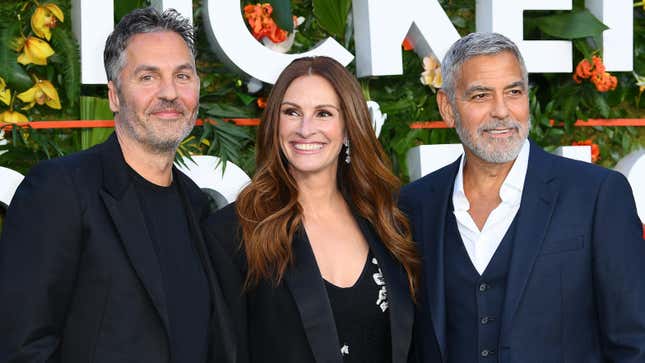 (L-R:) Ol Parker, Julia Roberts, and George Clooney at the premiere of Ticket To Paradise