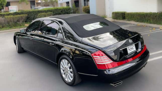 Une photo de l’arrière de la conversion maybach landulet 