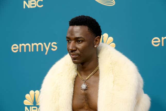 Imagen para el artículo titulado Jerrod Carmichael intenta explicar la broma sobre el ‘juego sexual de esclavos’ con su novio blanco, pero el negro de Internet todavía está molesto