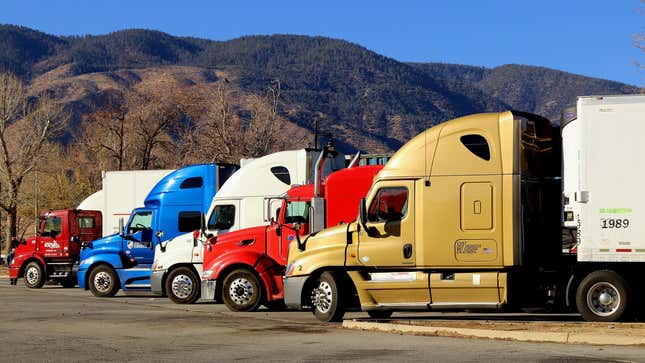 Une photo de camions colorés garés au bord de la route. 