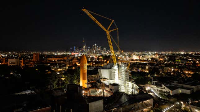 Image for article titled Space Shuttle's Massive Tank Hoisted Atop Rocket Boosters for Historic Display