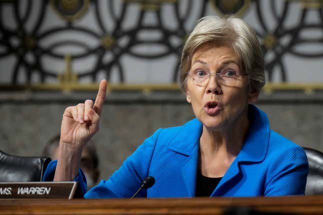 Senatorin Elizabeth Warren (D-MA) befragt ehemalige Führungskräfte insolventer Banken während einer Anhörung des Bankenausschusses des Senats auf dem Capitol Hill am 16. Mai 2023 in Washington, DC.