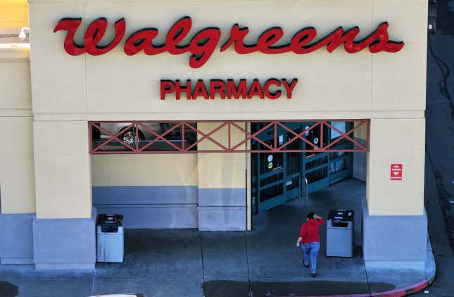 Ein Kunde betritt am 4. Januar 2024 eine Walgreens-Filiale in San Pablo, Kalifornien.