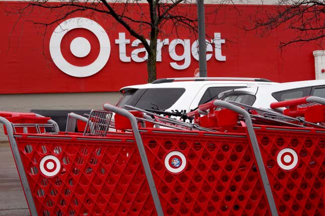 Carritos de compra alineados afuera de una tienda Target el 16 de noviembre de 2022 en Chicago, Illinois.