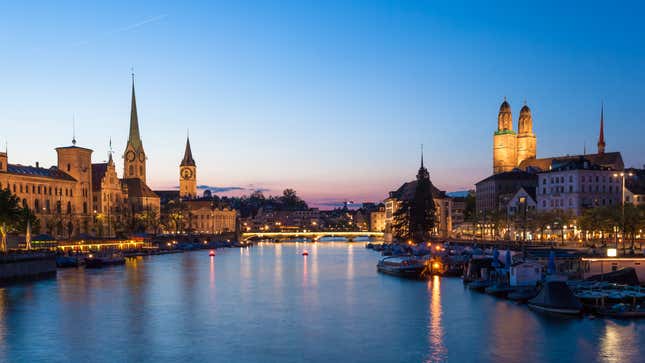 Altstadt Zürich Blick auf die Stadt mit St. Peterskirche, Glockenturm und der Limmat