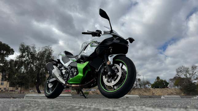 Image for article titled 2025 Kawasaki Ninja 7 Hybrid Is So Close To Being A Great Motorcycle