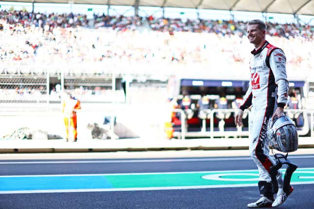 El duodécimo clasificado Nico Hulkenberg de Alemania y Haas F1 caminan en el Pitlane durante la clasificación antes del Gran Premio de México de F1 en Autódromo Hermanos Rodríguez el 28 de octubre, 2023 en la Ciudad de México, México.