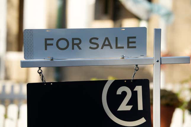 A for sale sign stands outside a single-family home on the market on Friday, Oct. 27, 2023, in Denver. On Thursday, Freddie Mac reports on this week&#39;s average U.S. mortgage rates. (AP Photo/David Zalubowski)