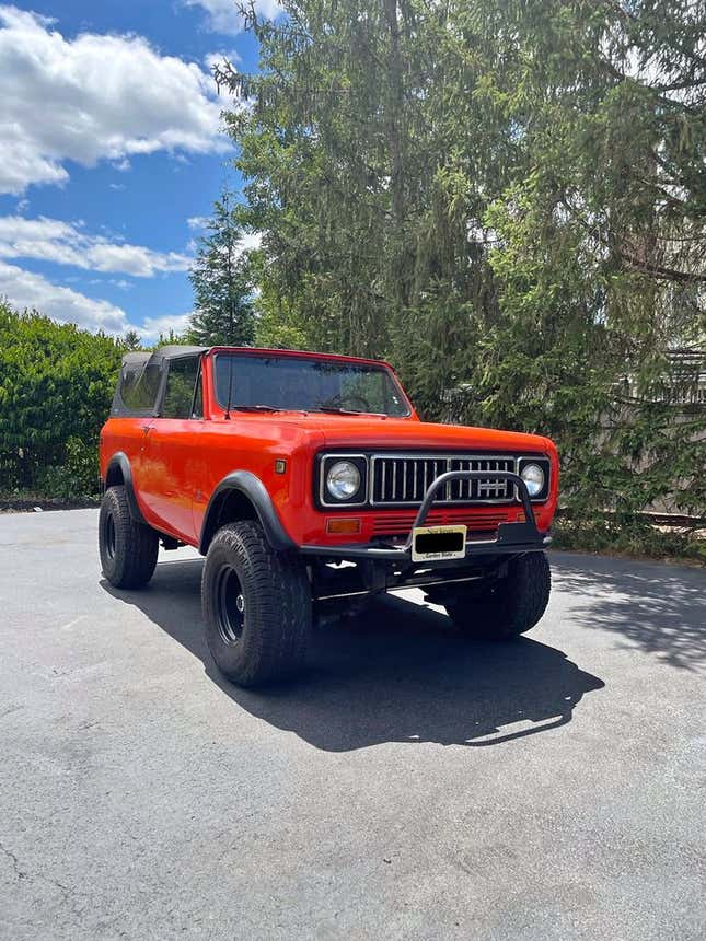 Image de l'article intitulé Ford F350, Baja 1000 Ford Bronco DR, Plymouth Scamp&amp;#xa0;: Les voitures les dopes que j’ai trouvées à vendre en ligne