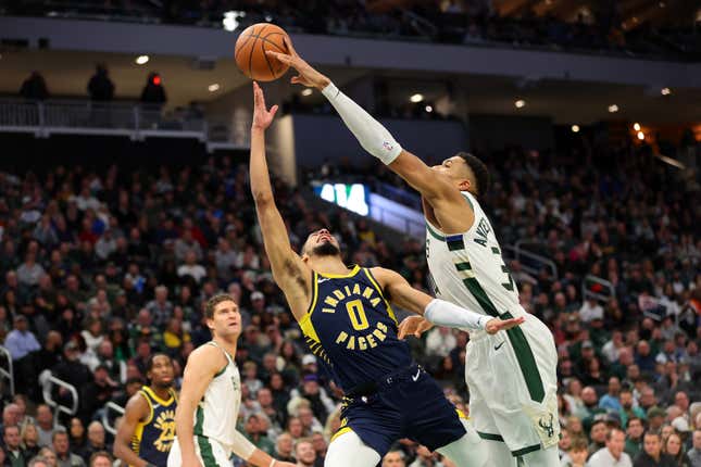 MILWAUKEE, WISCONSIN – 13 DÉCEMBRE : Giannis Antetokounmpo #34 des Milwaukee Bucks bloque un tir de Tyrese Haliburton #0 des Indiana Pacers lors de la première moitié d'un match au Fiserv Forum le 13 décembre 2023 à Milwaukee, Wisconsin.  REMARQUE À L'UTILISATEUR : L'utilisateur reconnaît et accepte expressément qu'en téléchargeant et/ou en utilisant cette photographie, l'utilisateur consent aux termes et conditions du contrat de licence Getty Images.  (Photo de Stacy Revere/Getty Images)