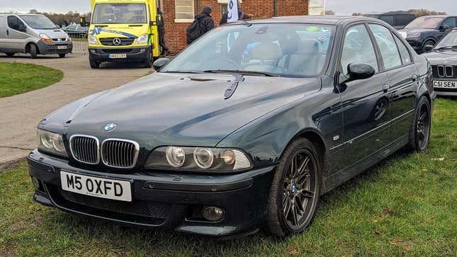 BMW M5 verde oscuro del año 2000