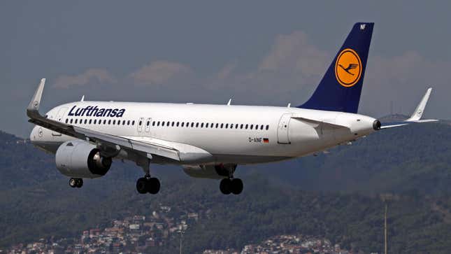 Ein Airbus A320-271N von Lufthansa landet am 2. September 2024 am Flughafen Barcelona in Barcelona, Spanien.