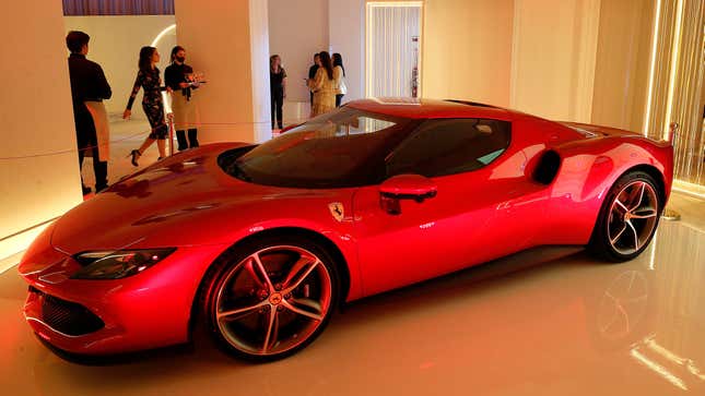 Une Ferrari 296 GTB est exposée lors du Power Of Performance de Shell à Lavan le 11 mai 2023 à New York.