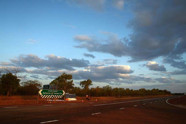 Die Kreuzung der Stuart und Buchanan Highways zwischen Daly Waters und Dunmarra in Australien.